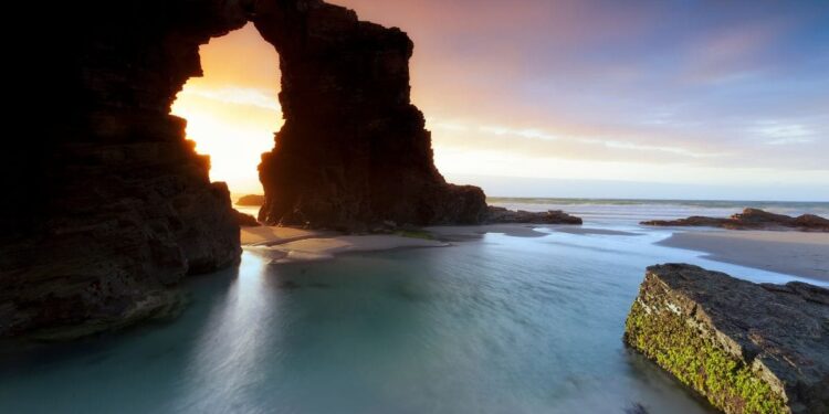 Playa situada en la costa de Galicia