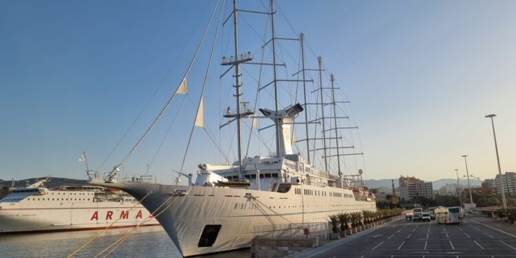 Fotogalería: El lujoso crucero ‘Wind Surf’ ha llegado a Almería
