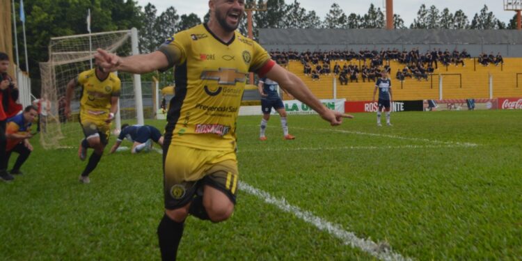 Fútbol: Crucero volvió al triunfo