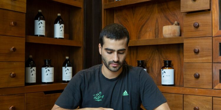 hombre preparando esencia