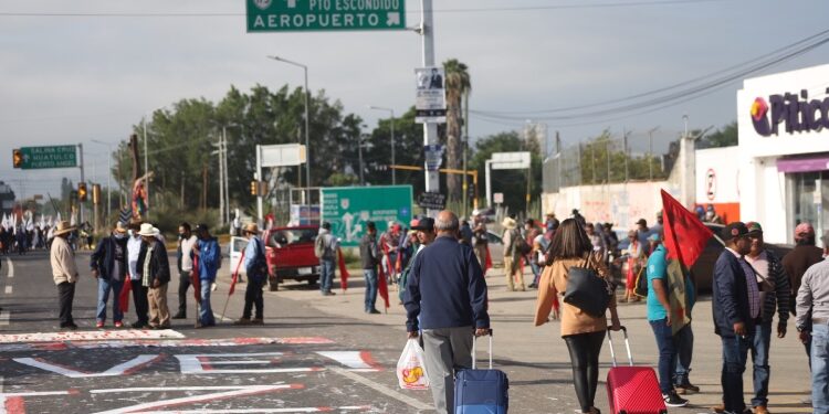 Grupos de presión bloquearon la carretera 175 Oaxaca - Puerto Ángel a la altura del crucero del aeropuerto