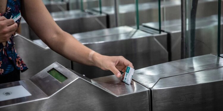 Guía para adquirir los abonos gratis o con descuento de Renfe a partir de este miércoles | Economía