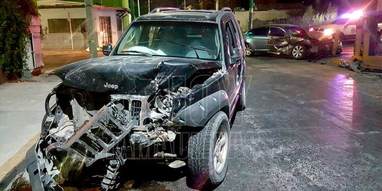 Hoy Tamaulipas - Accidentes en Tamaulipas Se pasa alto por falla de frenos y causa choque en Nuevo Laredo