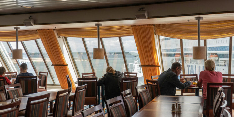 Hora del almuerzo a bordo del crucero Isabelle, que alberga temporalmente a 1.900 ucranianos (Marta Giaccone para The New York Times)