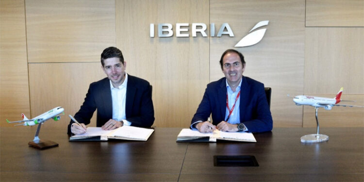 Iberia y Viva Aerobus firman un acuerdo de código compartido