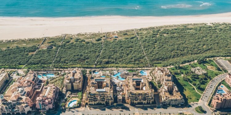 El Hotel Iberostar Isla Canela está situado en primera línea de la playa Punta del Moral.