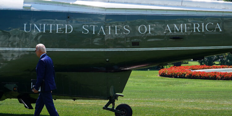 El presidente Joe Biden frente al avión Air Force One