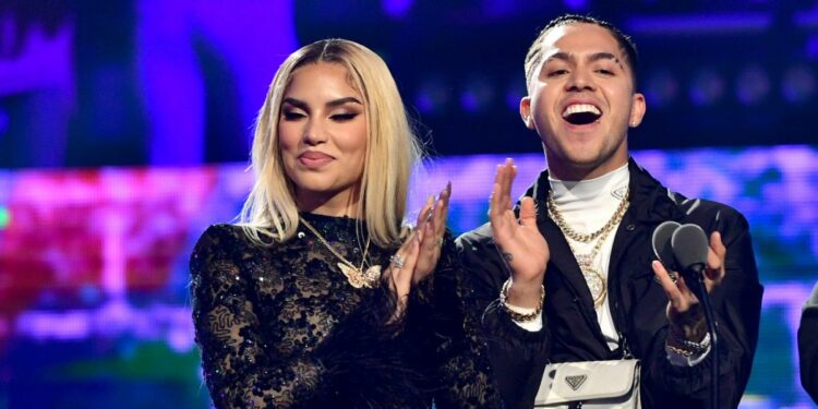 Kimberly Loaiza y Juan De Dios Pantoja disfrutan del crucero de Disney junto a sus hijos.