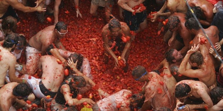 La Tomatina vuelve a Buñol por todo lo alto