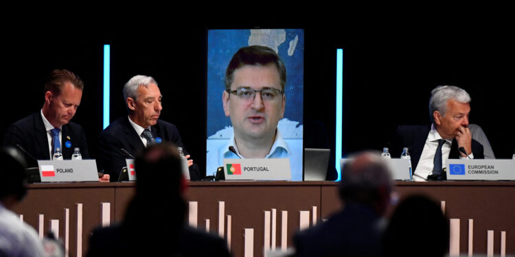 El ministro de Exteriores ucraniano, Dmytro Kulebaen una conferencia internacional sobre la invasión, en Países Bajos (REUTERS/Piroschka van de Wouw)