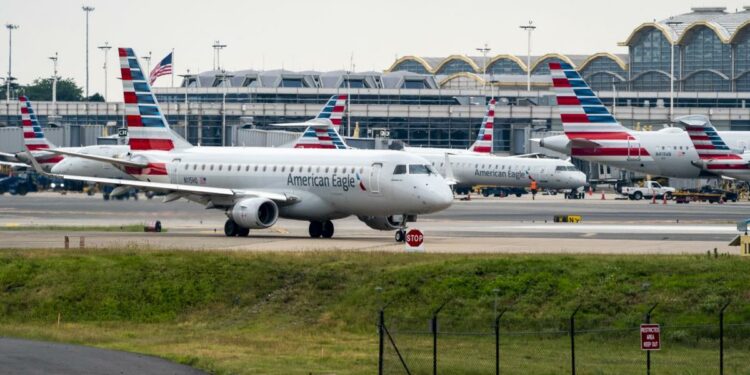 La demanda de viajes en avión se dispara un 76 % interanual en junio, según la IATA