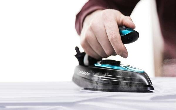 La plancha de viaje más vendida en Amazon cuesta hoy menos de 14 euros