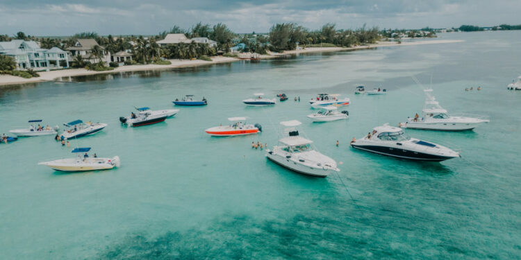 Las Islas Caimán levantan todas las restricciones de viajes relacionadas con COVID