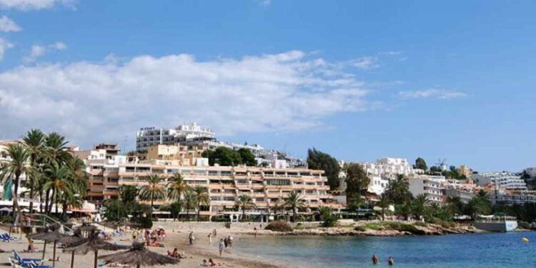 Playa de Ses Figueretes en Ibiza.
