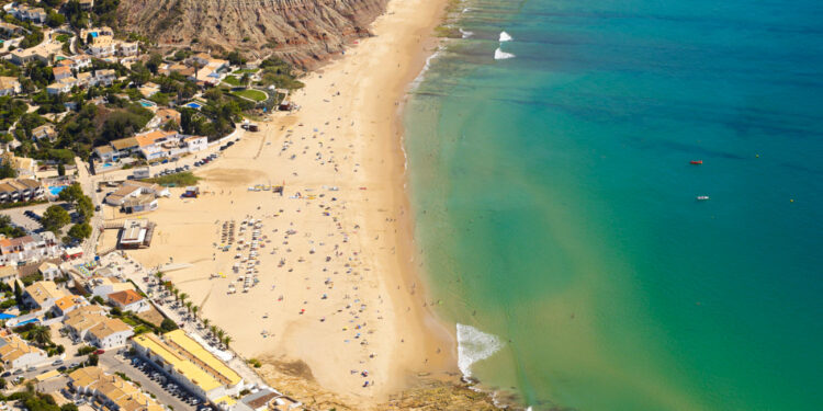 La playa de Praia da Luz, en Lagos, es una de las opciones de...