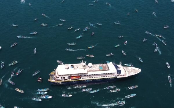 Lindblad Expeditions celebra bendición del National Geographic Islander II en Ecuador