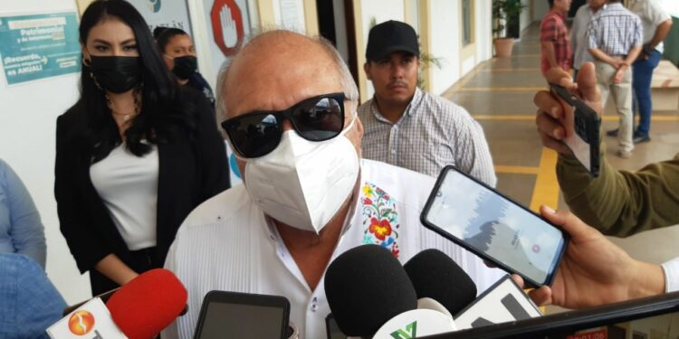 Llama alcalde a ser austeros, pero él no suspenderá los viajes pagados con recursos públicos