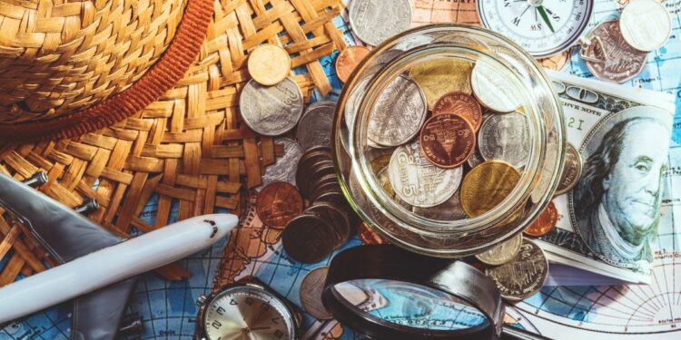 Existen algunos consejos que te pueden ayudar a economizar mientras sales de vacaciones. Viajar en una temporada no concurrida, reservar hospedaje con anticipación, comprar los boletos en modo incógnito y usar los puntos de tarjetas de crédito pueden ser de gran ayuda.