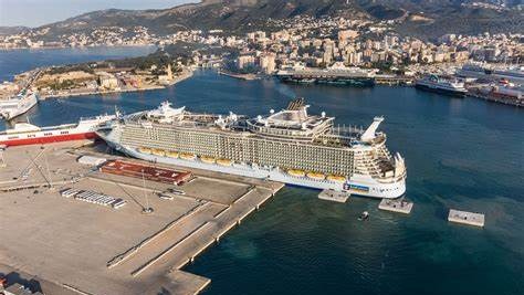 Los 'anticruceros' insisten en que solo amarre un barco al día en Palma