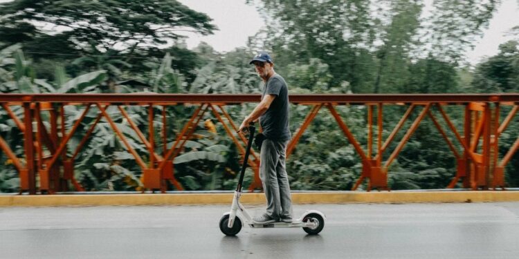 Una persona en un patinete eléctrico.