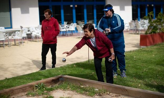 Tres personas mayores juegan a la petanca. afp/