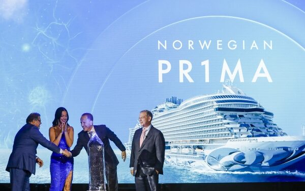 Madrina Katy Perry bautiza el Norwegian Prima