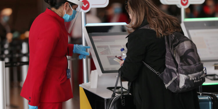 Imagen de archivo de un pasajero haciendo check-in en el Aeropuerto Internacional El Dorado. Foto: REUTERS/Luisa Gonzalez