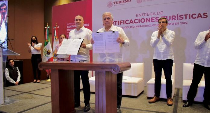 Miguel Torruco entrega certificados de calidad turística a 300 prestadores de servicios de Veracruz