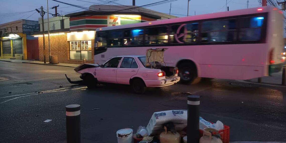 Monterrey. Chocan auto y ruta urbana en crucero| Telediario México