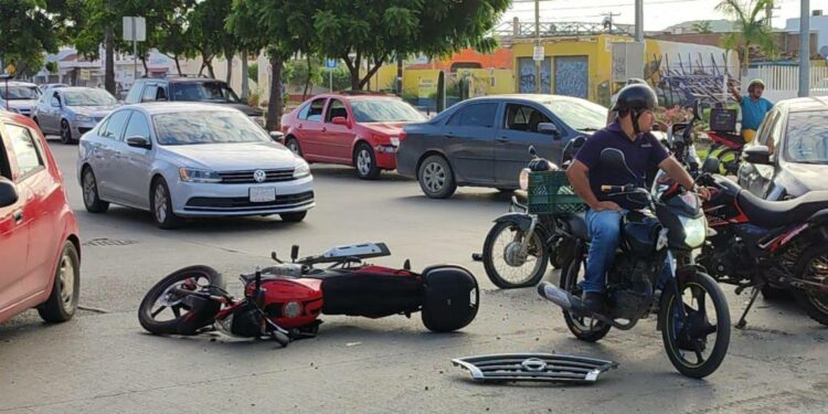 Moto y auto chocan en crucero de la Avenida Gabriel Leyva, en Mazatlán; hay un lesionado