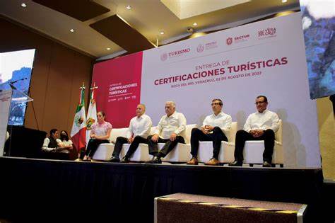 Miguel Torruco entrega certificados de calidad turística a 300 prestadores de servicios de Veracruz