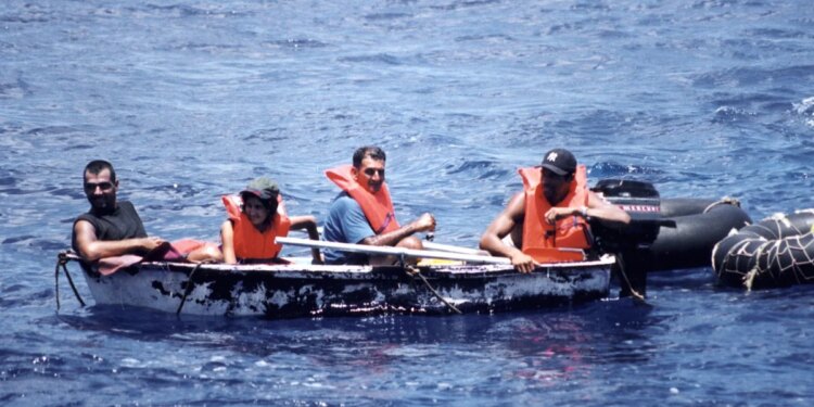 Pasajeros de un crucero filmaron el rescate de un grupo de balseros que querían llegar a EEUU