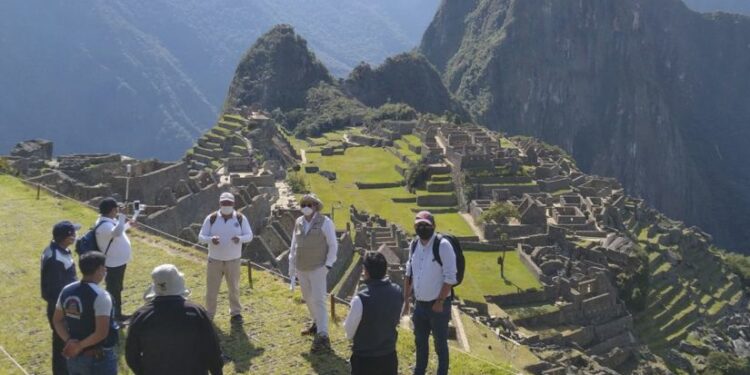 Peruanos de 24 y 45 años son los que más viajan