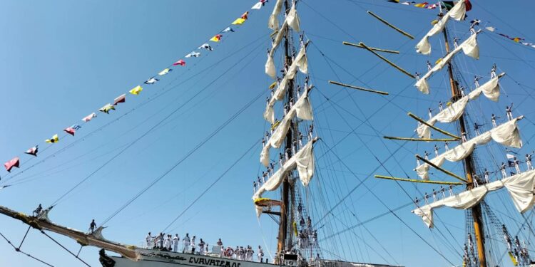 El buque Escuela Cuauhtémoc y su tripulación han obtenido 8 menciones honoríficas, 5 condecoraciones y 25 premios internacionales.dfd