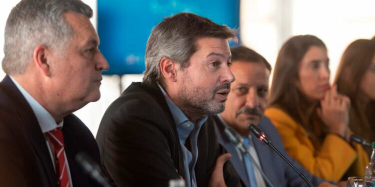 Matías Lammens, junto a Ricardo Quintela, gobernador de La Rioja, y las demás autoridades turísticas del país en la Asamblea del Consejo Federal de Turismo