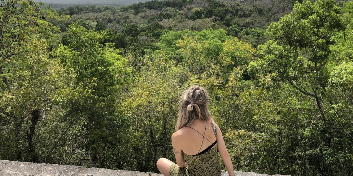 En un mirador con vista a la naturaleza de Flores, Guatemala