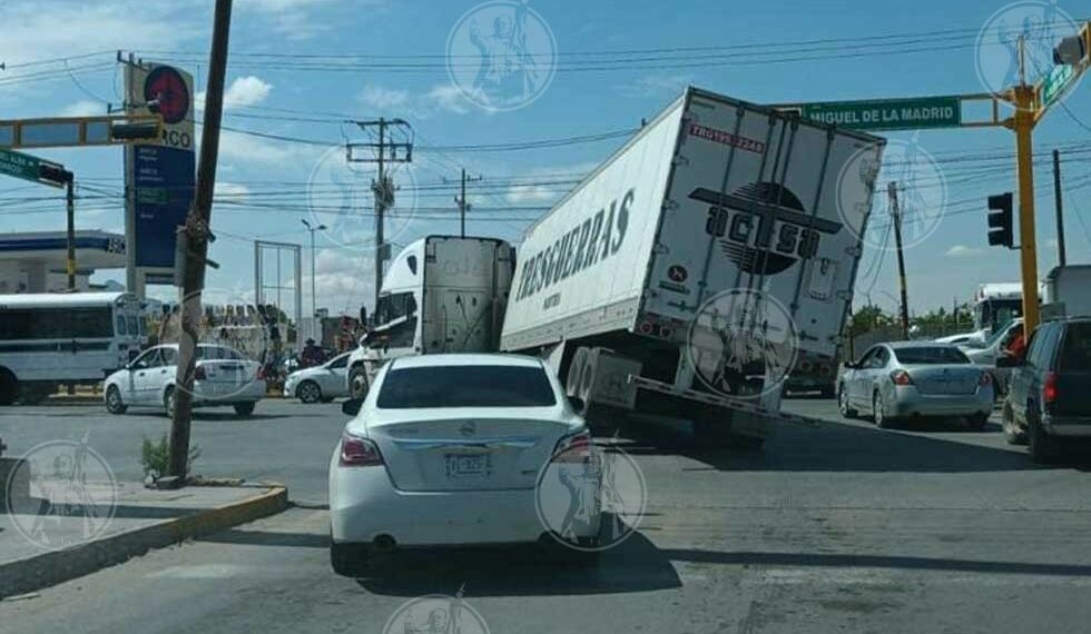 Queda tráiler varado a mitad de crucero y para la circulación