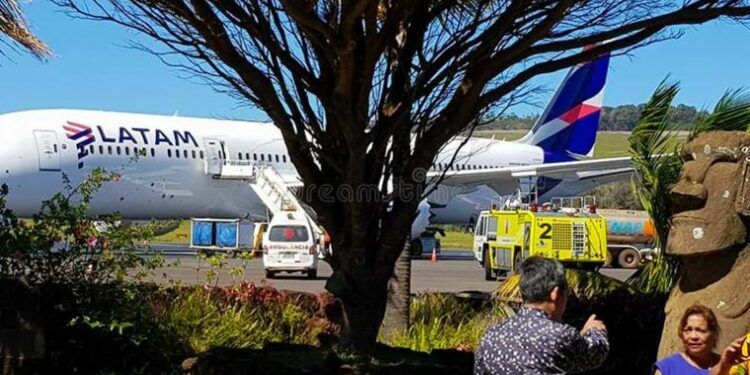 Los turistas deben tener un test de PCR negativo al subir al avión en el aeropuerto de Santiago, y un test de antígeno después de la llegada