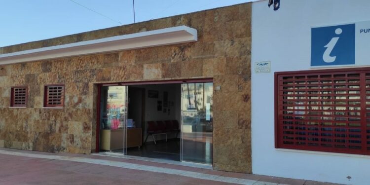 Remedios Rubiales expone en el punto de información turística de la Playa de la Barrosa todo este mes de agosto
