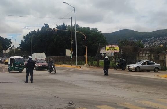 Repara municipio de Oaxaca semáforos 