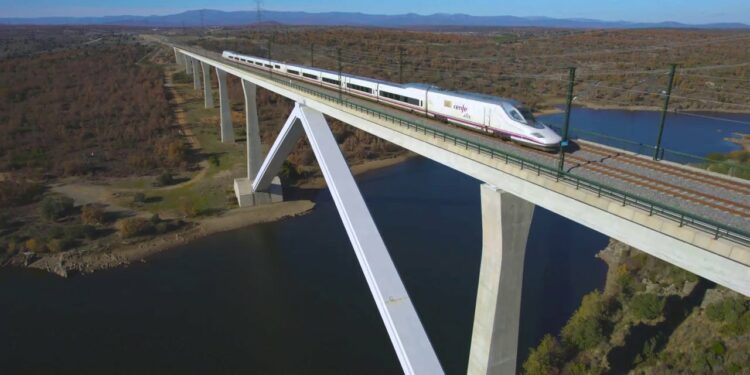 Restablecida la circulación de AVE entre Madrid y Barcelona tras varias horas sin actividad por el robo de material ferroviario
