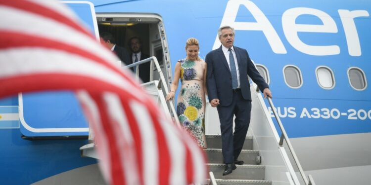 Restringen viajes oficiales al exterior para reducir el gasto público