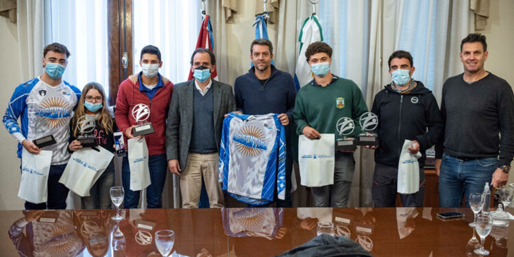 Río Cuarto: Distinguieron a los pilotos de BMX que fueron al mundial de Francia - ENREDACCIÓN - Córdoba