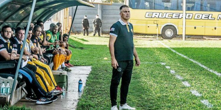 Sandro pegó el portazo y dejó de ser el técnico de Crucero