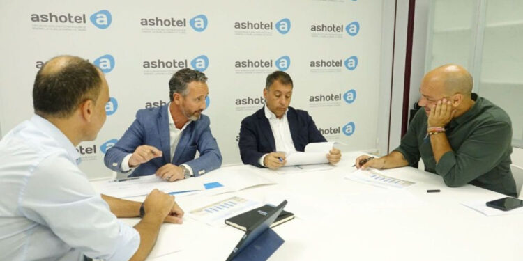 Santa Cruz se alía con Ashotel en la apuesta por los Bono Consumo