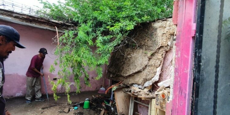 Se desploma el techo de su casa y don Manuel se queda sin lugar donde vivir | Noticias de Sonora