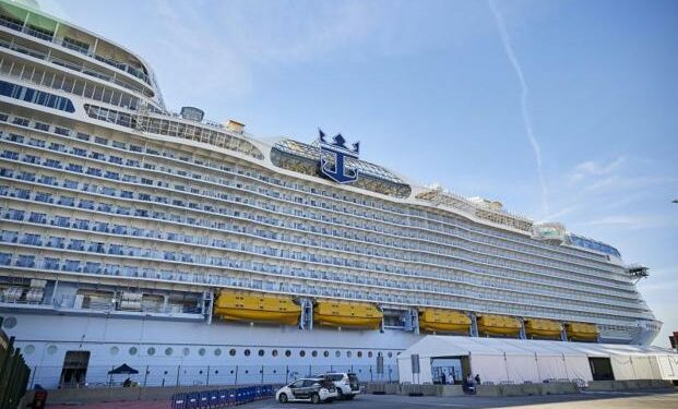 Un crucero atracado en Valencia. /IVÁN ARLANDIS