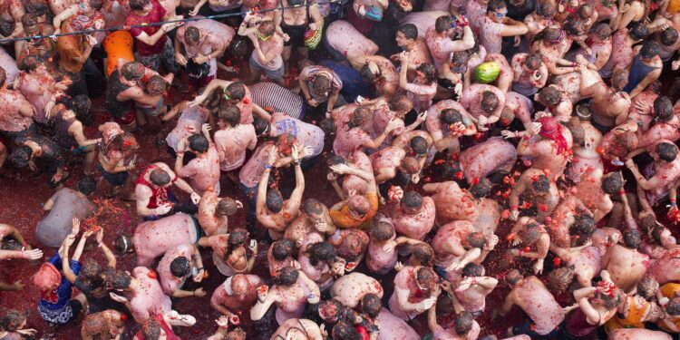 Participantes de la Tomatina de Bu