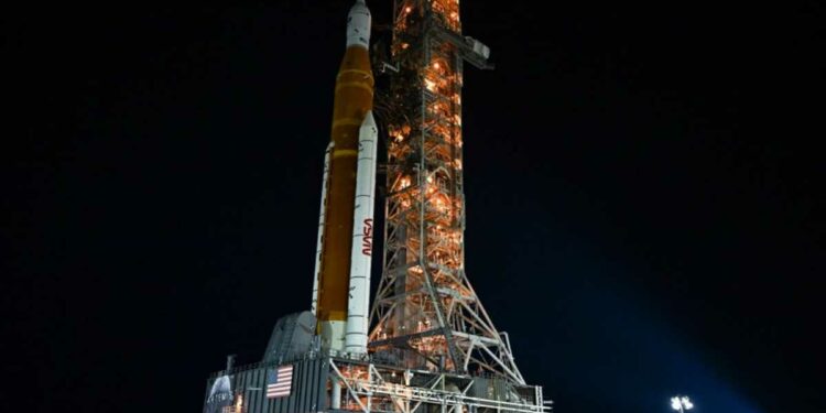 El cohete, llamado SLS (por Space Launch System), ha estado en desarrollo durante más de una década y se convertirá en el más poderoso del mundo cuando despegue