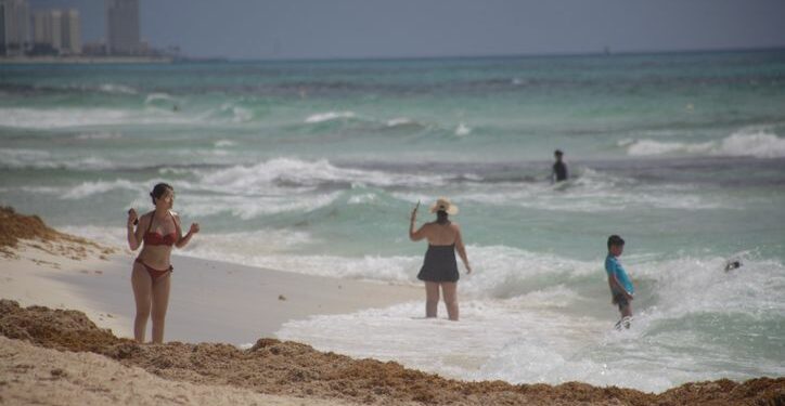 Turistas reclaman por sargazo e inseguridad; se niegan a pagar impuesto